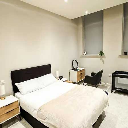 Prime Leeds- Spacious Cinema Apartment Leeds (West Yorkshire)