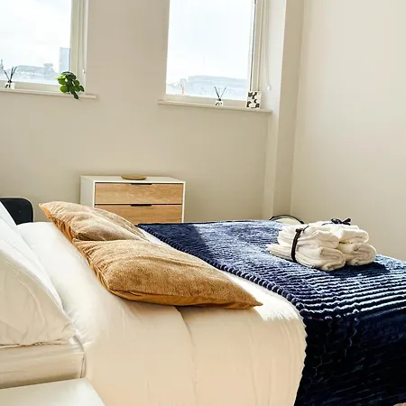 Prime Leeds- Spacious Cinema Apartment